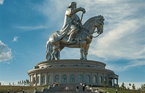 GENGHIS KHAN EQUESTRIAN STATUE IN。